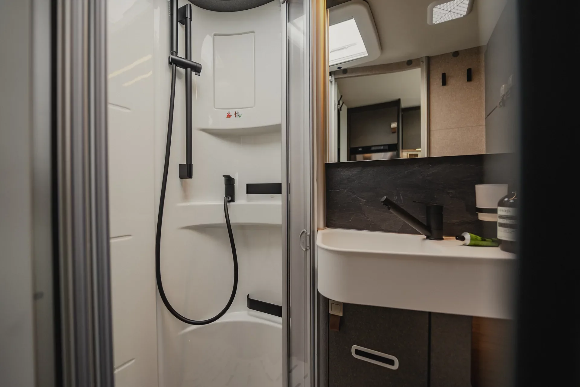 Interno camper bagno con doccia